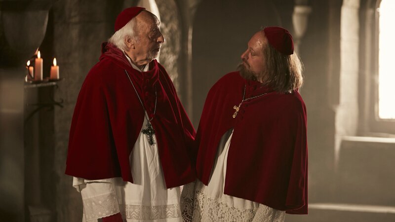 Itzi Bitzi Gegenpapst – wer ist denn hier das richtige Oberhaupt? Gaststar Karl Dall (l.) oder Max Giermann (r.) als Karl Dall-Papst? – Bild: ZDF und Kristof Galgoczi Nemeth