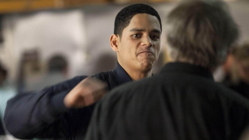 Peter Mills (Charlie Barnett) versucht immer noch zu verstehen, wie sein Vater ums Leben gekommen ist. Doch plötzlich eskaliert die Situation. – Bild: RTL /​ NBCUniversal