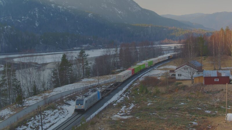Die Strecke nach Bergen ist eine wichtige Route für Güterzüge, die Waren durch Norwegen transportieren. – Bild: Renegade Pictures