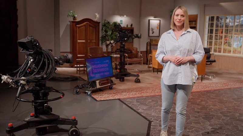 Mariella Gittler bei einer Moderation im Willkommen Österreich Studio. – Bild: ORF/​Neuland Film