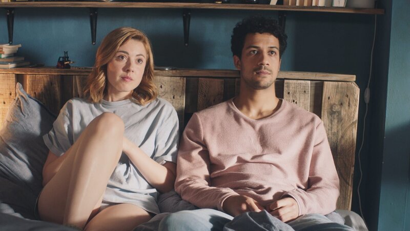 Caro (Meriel Hinsching, l.) und Yannik (Rojan Juan Barani, r.) sitzen entnervt auf Yanniks Bett. – Bild: ZDF und Harald Cremer