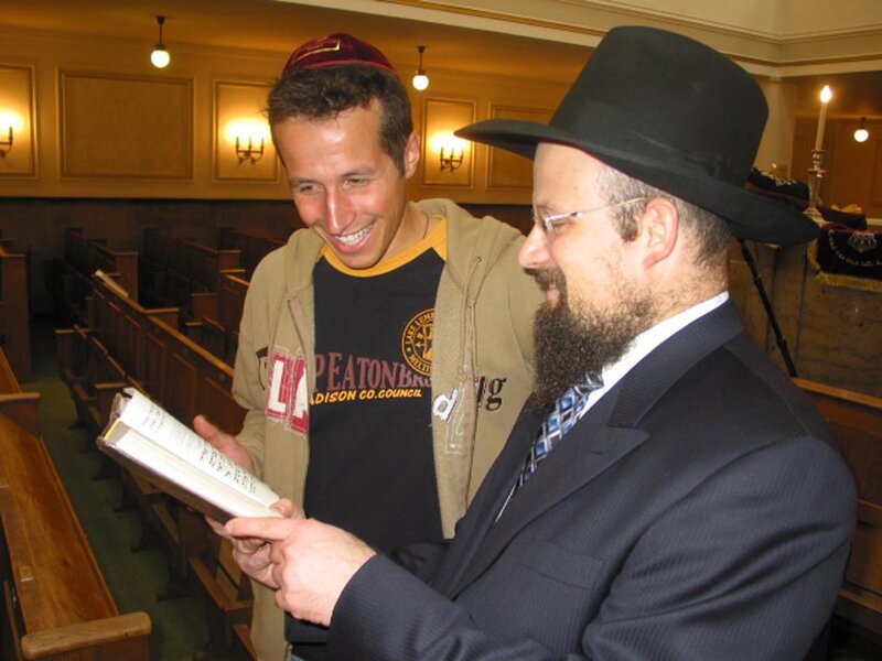 Willi Weitzel mit Rabbiner Israel Diskin in einer Synagoge. Heute möchte Willi herausfinden, was es bedeutet, jüdisch zu sein. – Bild: BR/​megaherz gmbh