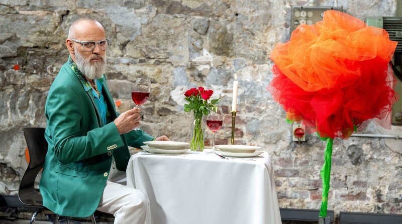 Pflanzen sind ganz schön erfinderisch, wenn es darum geht, Insekten für die Bestäubung anzulocken. Einen wirklich verblüffenden Trick hat zum Beispiel die stinkende Nieswurz auf Lager. In ihrem Blütennektar siedelt sich ein Hefepilz an, der Zucker abbaut, dabei entsteht jede Menge Wärme. Thomas D zeigt, dass die Nieswurz an kühleren Tagen damit besonders anziehend auf so manche Hummeln oder Sandbiene wirkt – bei „Wissen vor acht – Natur“. – Bild: ARD/​Bavaria Entertainment/​Melanie Grande