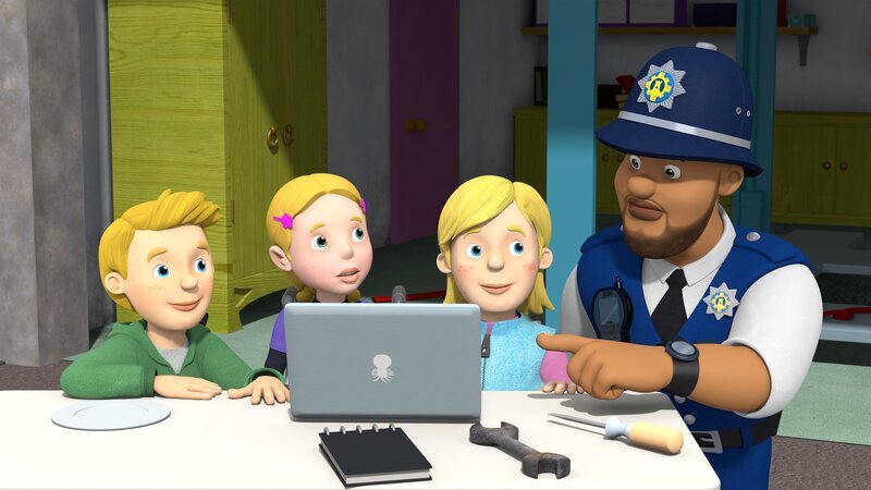 Polizist Malcolm entdeckt etwas auf den Live-Bildern, die von dem von James, Sarah und Hannah selbstgebauten Raumschiff auf die Erde gesendet werden. – Bild: KiKA/​HIT Entertainment