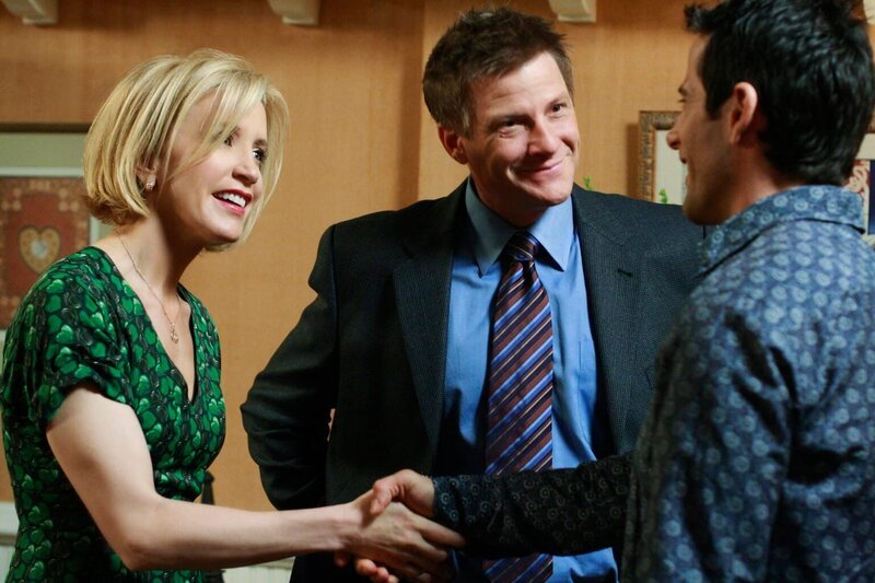 Tom (Doug Savant, M.) trifft auf Susans Party seinen alten Klassenkameraden Bill (Todd Cahoon, r.) wieder. Als er ihn Lynette (Felicity Huffman, l.) vorstellt, ist diese von dessen jugendlichem Aussehen total fasziniert. Daraufhin entwickelt Tom einen Plan … – Bild: ABC Studios