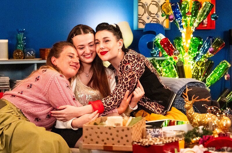 Sarah, Tina und Maja feiern zusammen ein besinnliches Weihnachten in der WG. Von links: Sarah (Sophie Reiml), Maja (Godiva Adela), Tina (Anita Eichhorn). – Bild: BR/​Lena Semmelroggen