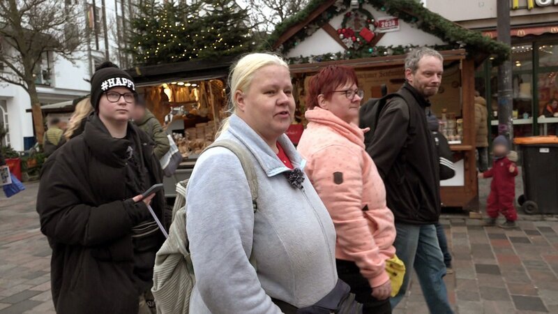 Sandra (vorne) hat Besuch von Verwandtschaft aus Stralsund. Passend zur Jahreszeit, gehen sie mit Svenja (li.)  auf den Weihnachtsmarkt. – Bild: RTLZWEI