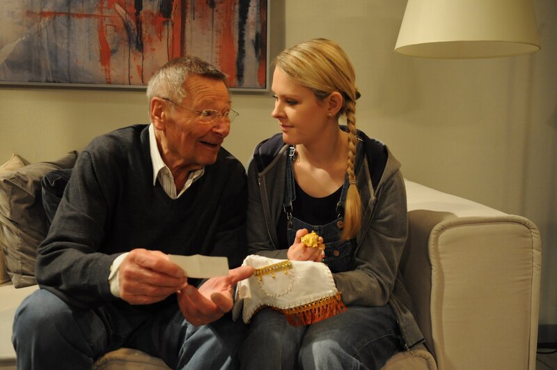 Yvi ist gerührt, dass sich ihre Familie soviel Arbeit wegen des Talisman gemacht hat. Von links: Alois Preissinger (Erich Hallhuber) und Yvonne Preissinger (Alexa Eilers). – Bild: BR/​Jo Bischoff