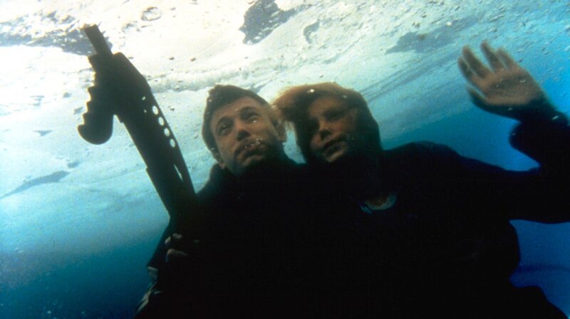 Von links: Rudy Duncan (Ben Affleck) und Ashley (Charlize Theron). Weiteres Bildmaterial finden Sie unter www.br-foto.de. – Bild: BR/Miramax Film Corp./Telepool GmbH/BBC Studios Germany GmbH Von links: Rudy Duncan (Ben Affleck) und Ashley (Charlize Theron). Weiteres Bildmaterial finden Sie unter www.br-foto.de. – Bild: BR/Miramax Film Corp./Telepool GmbH/BBC Studios Germany GmbH