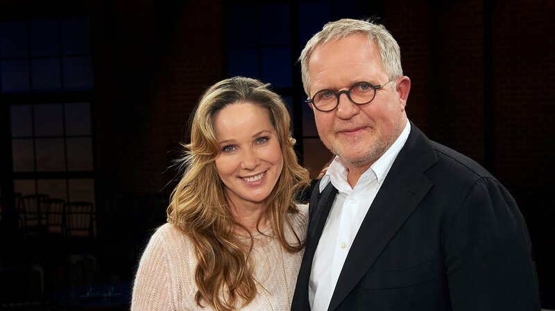 In der Sendung „Unsere Lieblingsmärchen – Vom Aschenputtel bis zur Salzprinzessin“ erinnern sich die Schauspieler und Protagonisten der Filme an die Märchen ihrer eigenen Kindheit, erzählen wie sie Märchen heute an ihre Kinder und Enkel, Freunde und Verwandte weitertragen und erinnern sich nicht zuletzt an die spannenden Dreharbeiten. – Mit dabei u.a.: Ann-Kathrin Kramer und Harald Krassnitzer – Bild: WDR/​Melanie Grande