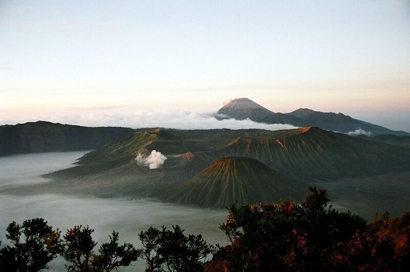 PHOENIX  KRAKATAU, „Ein Vulkan verändert die Welt“, am Freitag (07.02.14) um 21:45 Uhr. Indonesien liegt in einer der vulkanisch aktivsten Regionen der Erde. Über Jahrmillionen hinweg haben Vulkane die indonesischen Inseln erschaffen, geformt, zerstört und wieder neu hervorgebracht. Heute besitzt der Inselstaat circa 130 aktive Vulkane. – Bild: ZDF/​Robin Fox