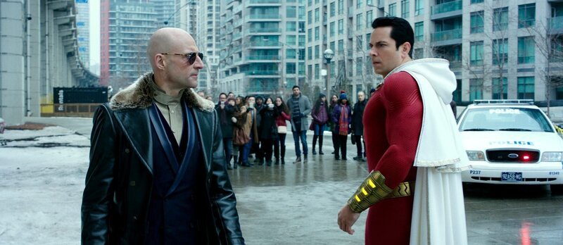Dr. Sivana (Mark Strong, l.); Shazam (Zachary Levi, r.) – Bild: 2019 Warner Bros. Entertainment Inc. SHAZAM! and all related characters and elements are trademarks of and © DC Comics. Lizenzbild frei