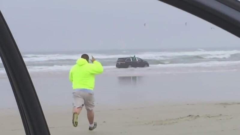 Tim Tesseneer running to a van in the ocean after hearing screams for help coming from inside – Bild: Lion Television, LLC.