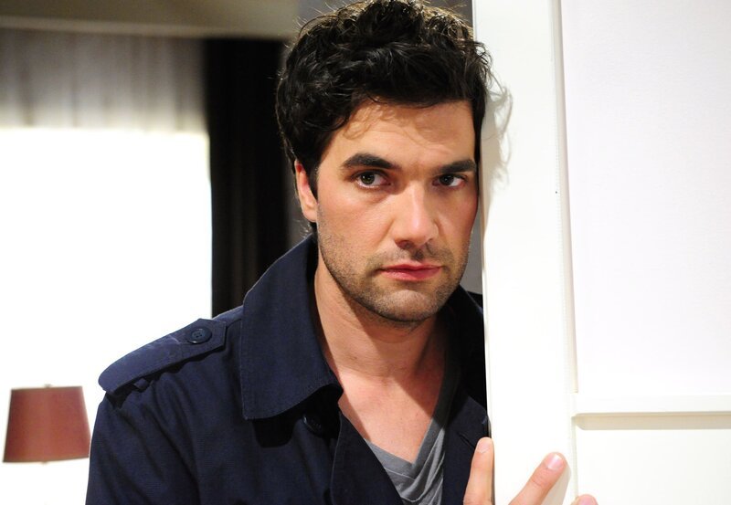 Konstantin (Moritz Tittel) hört Theresa im Schlaf reden. – Bild: ARD/​Ann Paur