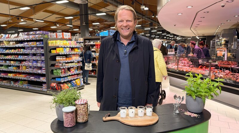 Björn Freitag lässt Joghurt im Supermarkt verkosten. – Bild: WDR/​solis TV/​Joshua Stolz