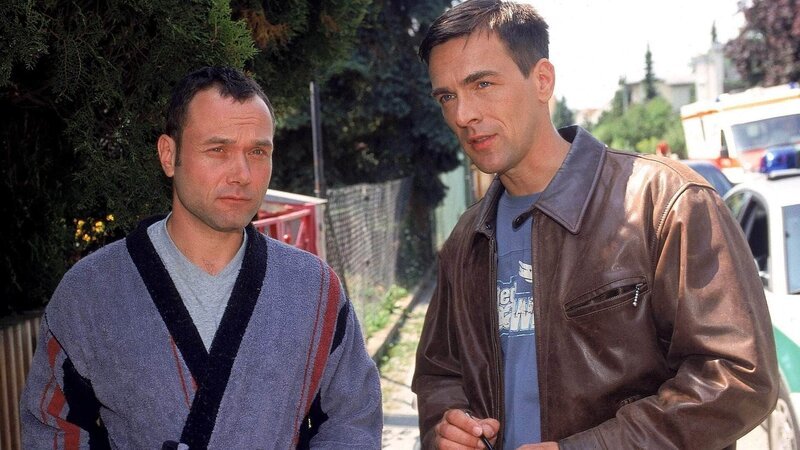 Bonhoff (Wolfgang Krewe) ist irritiert, dass er über Nasser einfach nichts in Erfahrung bringen kann – selbst dessen Nachbar (Andreas Erfurt) kann zu dem Mordopfer nichts sagen. – Bild: MG RTL D /​ Rolf Baumgartner