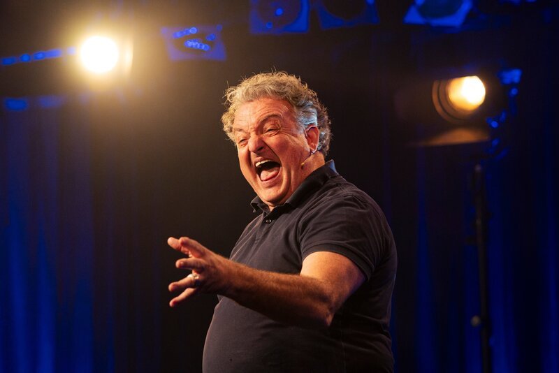 Marco Rima auf der Bühne. – Bild: ServusTV /​ Johannes Jank