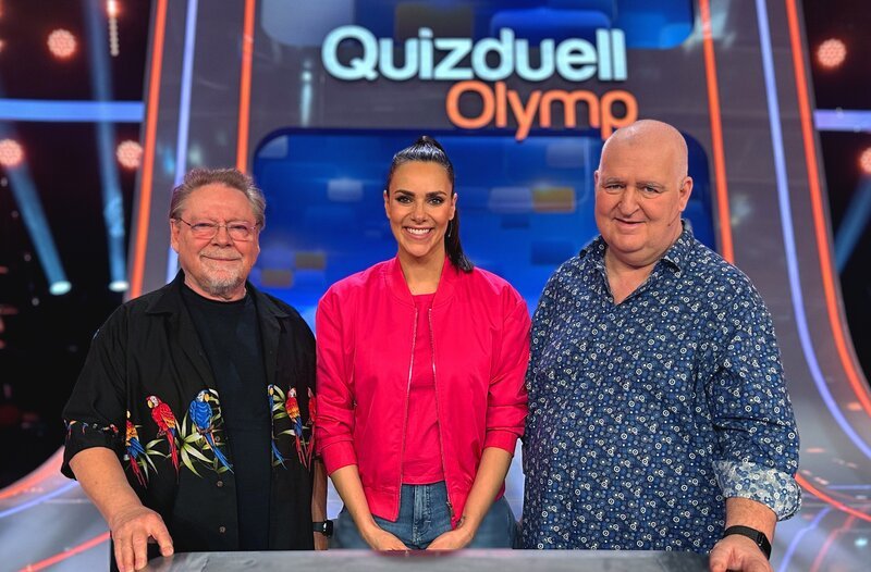 Moderatorin Esther Sedlaczek (M.) mit den Kandidaten des Teams „Humor“: Jürgen von der Lippe (l.) und Markus Maria Profitlich (r.). – Bild: ARD/​ITV Studios
