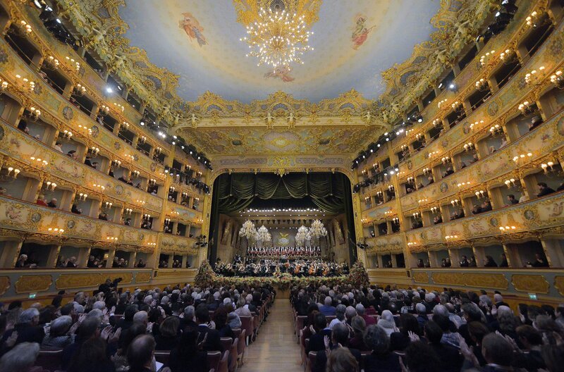 Das Neujahrskonzert aus dem Teatro La Fenice ist mehr als nur ein Konzert – es ist ein musikalisches Erlebnis, das den Zauber Venedigs einfängt. – Bild: Michele Crosera