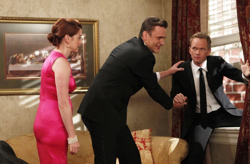 Die Hochzeit von Barney (Neil Patrick Harris, r.) und Quinn steht bevor. Marshall (Jaseon Segel, M.) und Lily (Alyson Hannigan, l.) haben alle Hände voll zu tun, um ihm zu beruhigen … – Bild: 20th Century Fox International Television Lizenzbild frei