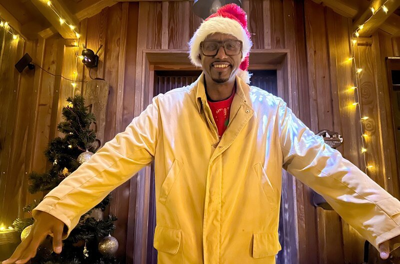 Yared Dibaba in weihnachtlichen Outfit. – Bild: NDR