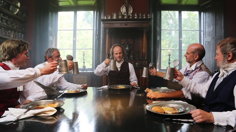 Paul Wolfgang Merkel (Andreas Leopold Schadt, Mitte) und seine Freunde. Die Gruppe wird bald mit ihrem Protest die Zerstörung des Gitters am Schönen Brunnen behindern. – Bild: BR/​Loopfilm GmbH