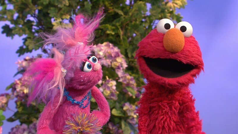 Abby (l.) hat sich zu Elmos Überraschung in ein Monster verzaubert. – Bild: NDR/​Studio Hamburg Produktion/​Sesame workshop