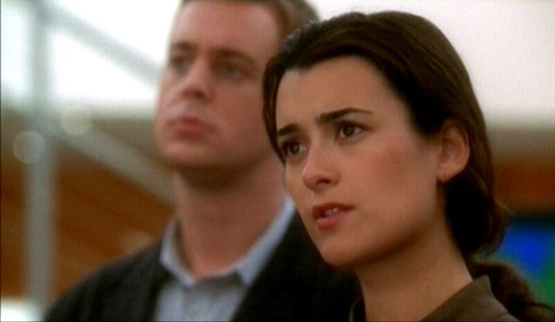 Ein Offizier wird während seines Dienstes in seinem Büro erschossen. Außerdem hinterlässt der Täter bei jedem seiner Opfer eine weiße Feder. Tim McGee (Sean Murray, l.) und Ziva David (Cote de Pablo, r.) untersuchen den Tatort. – Bild: Kabel Eins