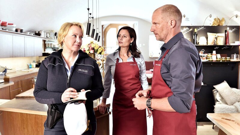 Nele Fehrenbach (Floriane Daniel, l.) befragt Manfred (Thorsten Nindel, r.) und Anja Görlinger (Sabine Lorenz, M.), die Geschäftspartner von Kleber. – Bild: ARD Degeto