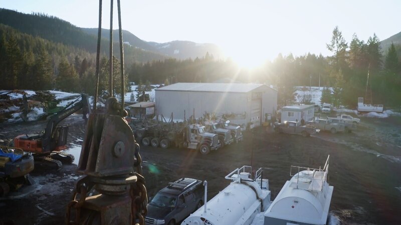 The logging operations’ base camps, with various heavy machinery and logging trucks. – Bild: Warner Bros. Discovery