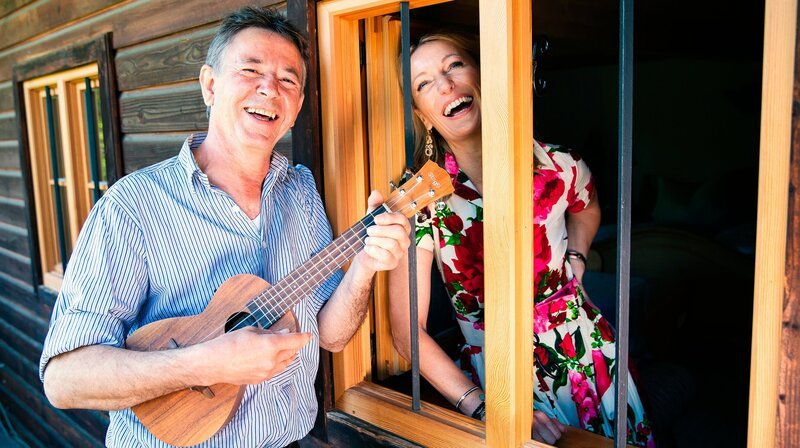 Stofferl Well besucht Monika Gruber. – Bild: BR/​Hans-Florian Hopfner/​megaherz