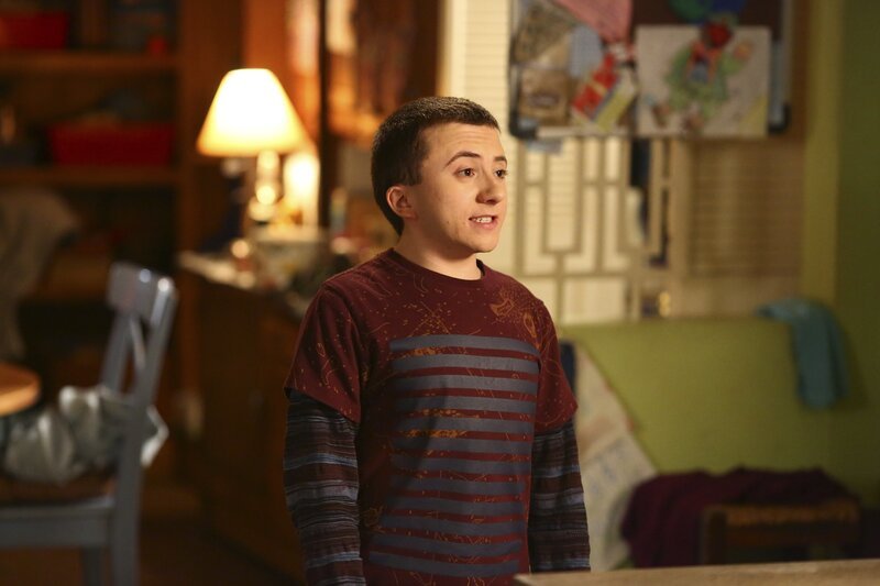 Während Axl bei der Jobsuche verzweifelt, versucht Brick (Atticus Shaffer), Cindy das Lesen schmackhaft zu machen … – Bild: Warner Bros.