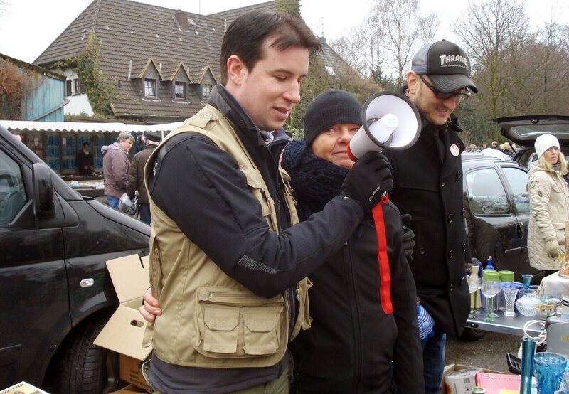 Trödelprofi Antoine erweist sich auf dem Flohmarkt als hervorragender Tipp-Geber für Birte – Bild: RTL II