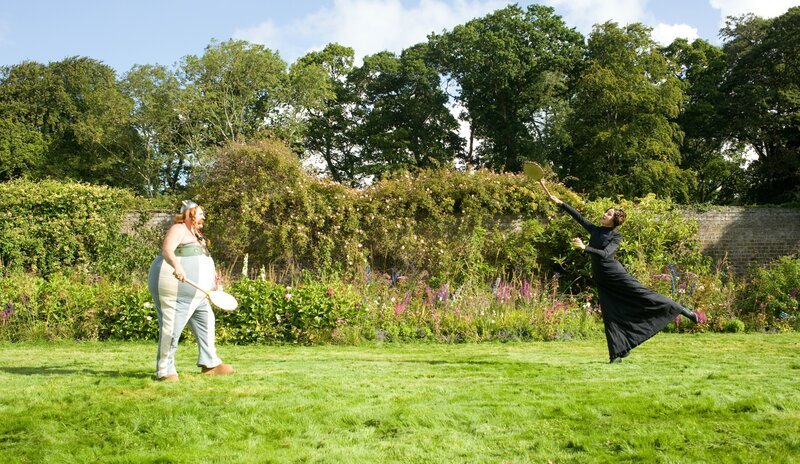 Obelix (Gérard Depardieu), Miss Macintosch (Valérie Lemercier). – Bild: Wild Bunch