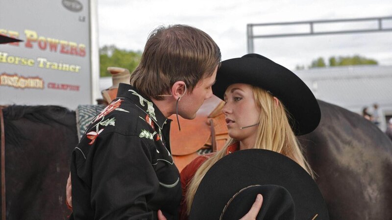 Chase (Torrance Coombs) und Amy (Amber Marhall) haben Erfolg mit ihrem Kurs. Im Überschwang der Begeisterung kommt es zu einem Kuss. – Bild: MG RTL D