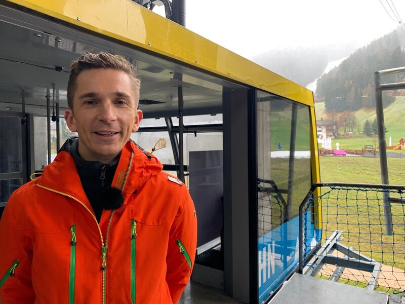 Wintersport in den Bergen – doch was ist, wenn etwas Unvorhergesehenes passiert und zum Beispiel die Gondel stehen bleibt? „PUR+“-Moderator Eric Mayer nimmt im österreichischen Zillertal an einer Gondel-Bergungsübung teil. – Bild: ZDF/​Dirk Beppler