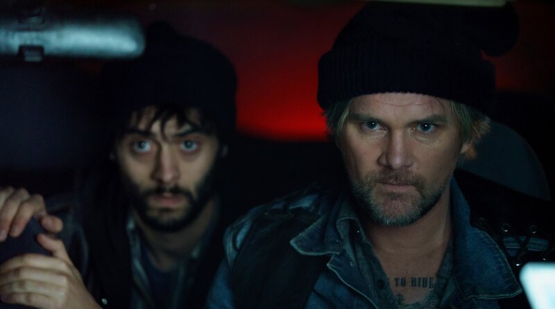 Johnny Oades (Jamie Irvine, re.) und sein Cousin Rhys (Arlo Green, li.) transportieren ein kostbares Exponat. – Bild: South Pacific Pictures & All3Media International