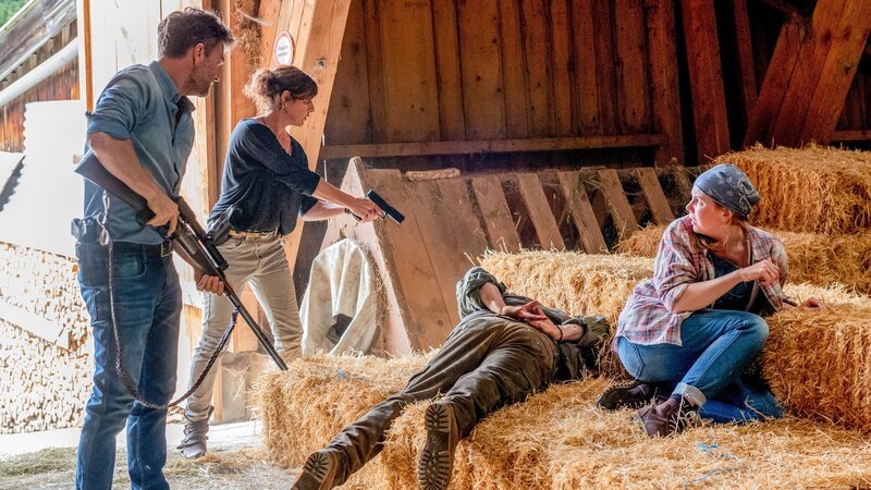 Eine weitere Spur führt Lukas (Jakob Seeböck, l.) und Nina (Julia Cencig, 2.v.l.) zum Ehepaar Tamara (Laura Herrmann, r.) und Herbert Stocker und deren zerrütteter Beziehung. Der Waldarbeiter Gernot Röschl (Rainer Haustein, M.) scheint ebenfalls eine Rolle in dieser Beziehung zu spielen. – Bild: ZDF und Stefanie Leo