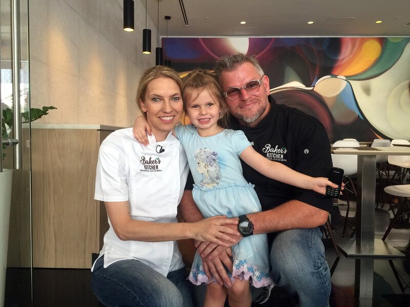 Sven und Heike Mostegl leben seit 14 Jahren in Dubai und betreiben hier eine deutsche Bäckerei. Doch die müssen sie jetzt schließen und mit einem neuen Laden noch einmal ganz von vorne anfangen. Langsam geht der Familie das Geld aus: Töchterchen Maja haben sie aus Kostengründen schon aus dem Kindergarten genommen. Schaffen es die Auswanderer sich einen neuen Laden aufzubauen? – Bild: TVNOW / tv turbo Sven und Heike Mostegl leben seit 14 Jahren in Dubai und betreiben hier eine deutsche Bäckerei. Doch die müssen sie jetzt schließen und mit einem neuen Laden noch einmal ganz von vorne anfangen. Langsam geht der Familie das Geld aus: Töchterchen Maja haben sie aus Kostengründen schon aus dem Kindergarten genommen. Schaffen es die Auswanderer sich einen neuen Laden aufzubauen? – Bild: TVNOW / tv turbo