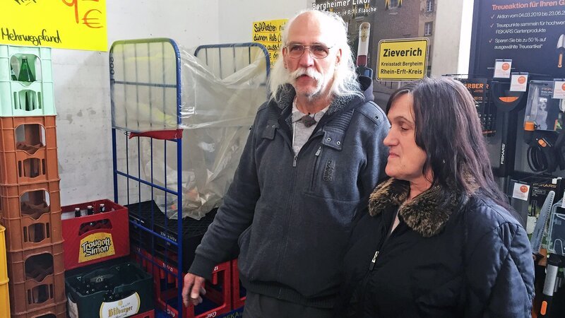 Theo und Margret arbeiten durchgehend, um über die Runden zu kommen, doch das Geld reicht nicht aus. – Bild: RTL II