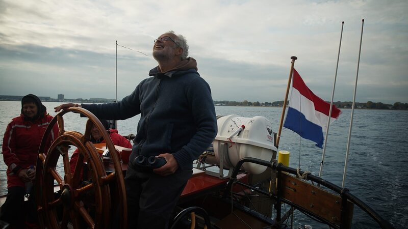 Dick und seine Frau Lotta haben sich mit dem Kauf der rund 130 Jahre alten „De Albertha“ einen Lebenstraum erfüllt und es dürfen auf dem 1891 in den Niederlanden gebauten Schiff auch die 14 Passagiere mit anpacken. – Bild: DMAX