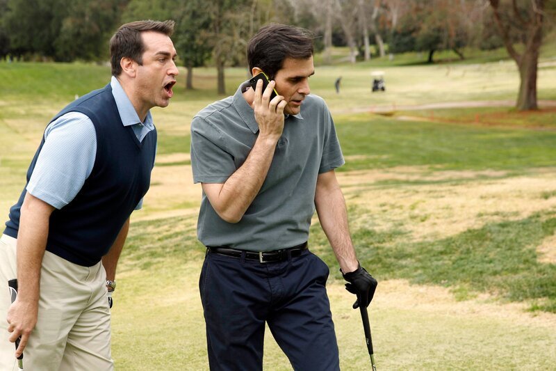Phil (Ty Burrell, r.) und sein Kollege Gil Thorpe (Rob Riggle) beim Golfen. – Bild: ViacomCBS /​ Hopper Stone