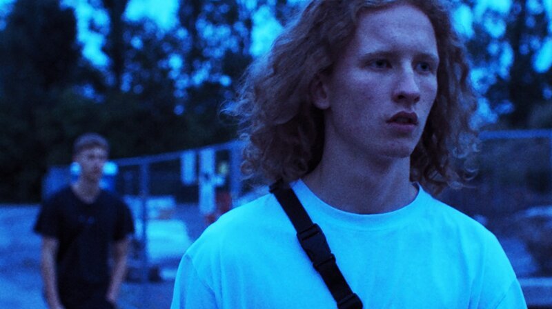 Mit dem Kopf voller Gedanken macht sich Toni (Elias Maria Burckhardt) nach einer langen Nacht in der Bar mit den Jungs auf den Nachhauseweg während der Morgen bereits dämmert. – Bild: SWR/​Filmakademie Baden-Württembe