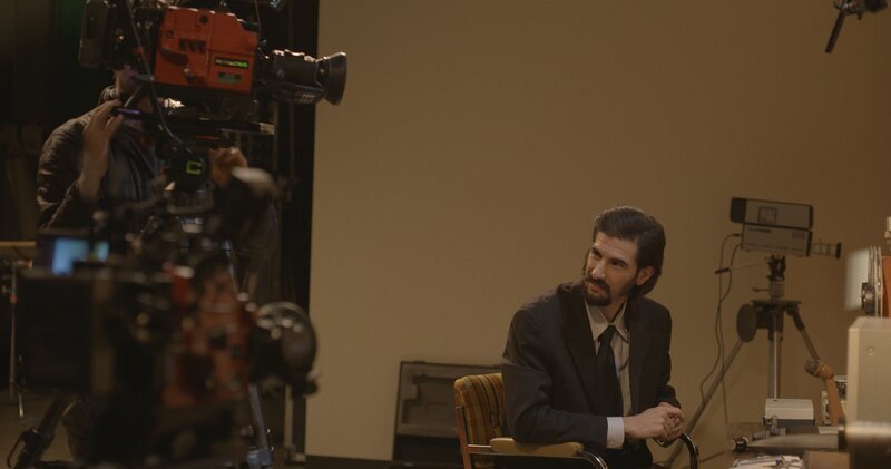 Ein Schauspieler, der das Stanford Prison Experiment nachstellt, setzt zwischen den Aufnahmen zurück. – Bild: National Geographic