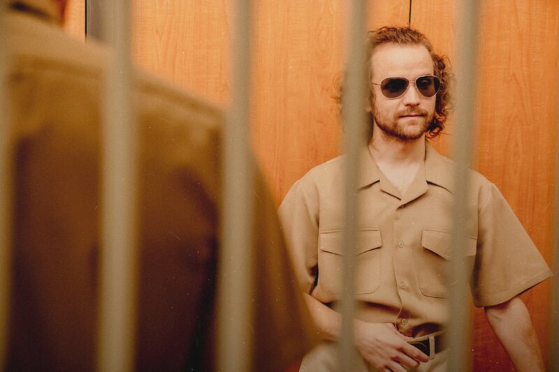 ERHOLUNG – Ein Wärter des Stanford-Gefängnis-Experiments. (National Geographic/​Katrina Marcinowski) – Bild: Katrina Marcinowski /​ National Geographic