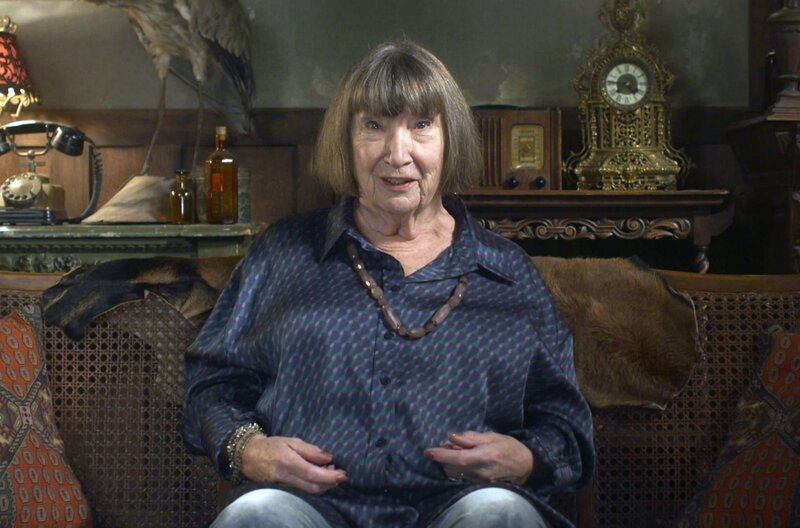 Die Rentnerin erzählt von alliierten Fallschirmjägern über dem besetzten Frankreich während des Zweiten Weltkriegs. – Bild: Lm Productions/​Bakea Productions