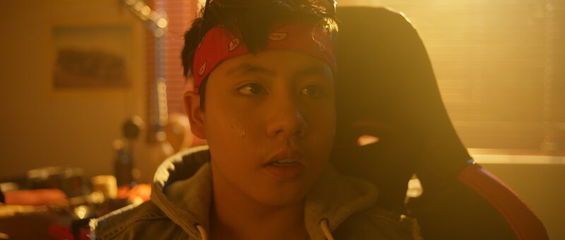 Rocco (Hoang Minh Ha) ist als einziges Mitglied der Familie Knuppe noch kein Zombie und hilft Mari beim Kampf gegen die Blutsauger. – Bild: Tilo Hauke /​ ZDF