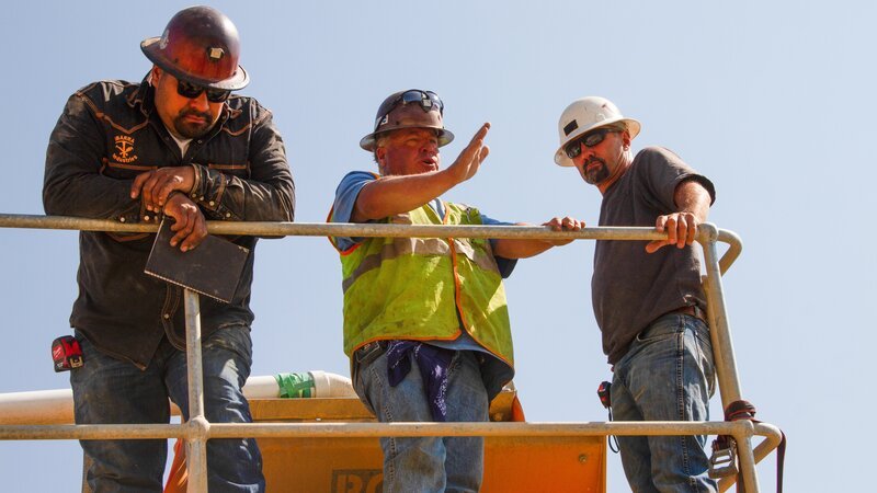 Juan Ibarra and Freddy Dodge in discussion with Dave Turin about the Roach – Bild: Discovery Communications, LLC/​E Gorsuch/​E Gorsuch