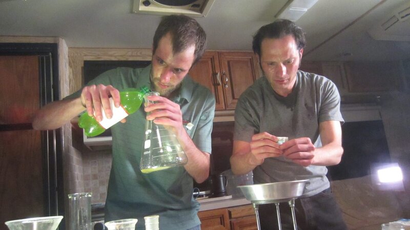 Wright and partner making drugs in a trailer. – Bild: Discovery ID