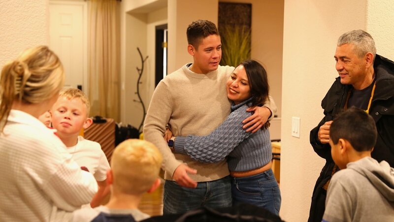 Juan Daza Londoño hugs his cousin Katherine L while he and Jessica Parsons visit with family. – Bild: Warner Bros. Discovery, Inc. or its subsidiaries and affiliates.